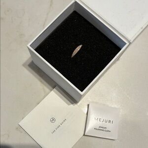 Mejuri slim pave signet
